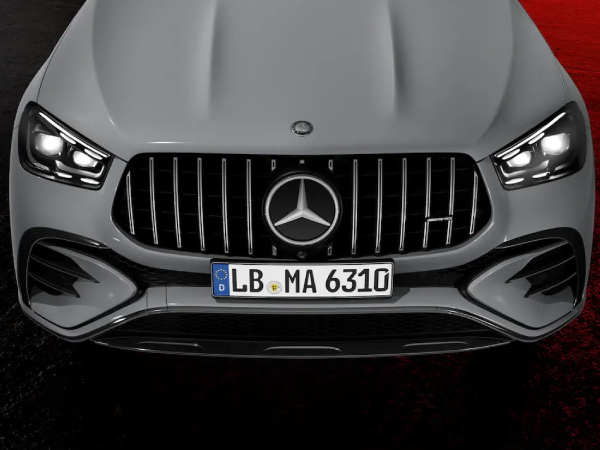 Frontal AMG del Mercedes CLA 35 con faros LED High Performance