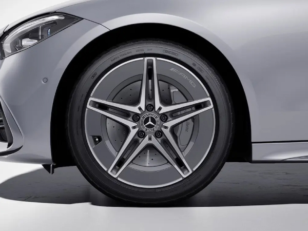 Rines AMG de 18 pulgadas diseño de 5 radios