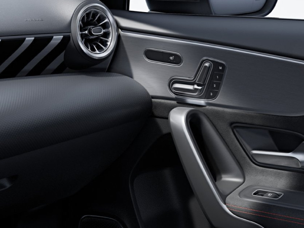 Puesto de conducción digital AMG con sistema MBUX