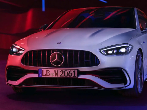 Frontal AMG del Mercedes CLA 35 con faros LED High Performance