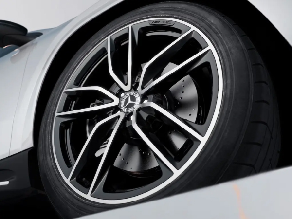 Perfil aerodinámico AMG con alerón trasero